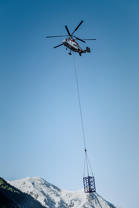 L’hélicoptère a transporté les parties constituantes depuis un lieu de stockage jusqu’au lieu d’intervention sur le Mont-Blanc.