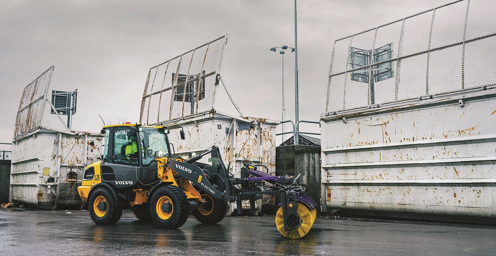 smt La L25 Electric est mise à l'épreuve avec de multiples tâches sur deux sites de traitement des déchets et de recyclage à Eskilstuna, en Suède